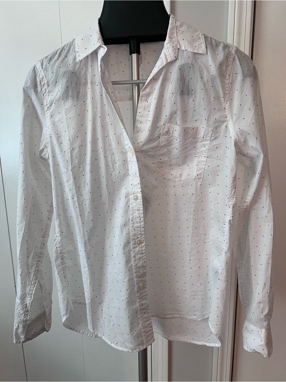 Gap Women’s White Button-Down Shirt with Subtle Red and Blue Small Star Pattern